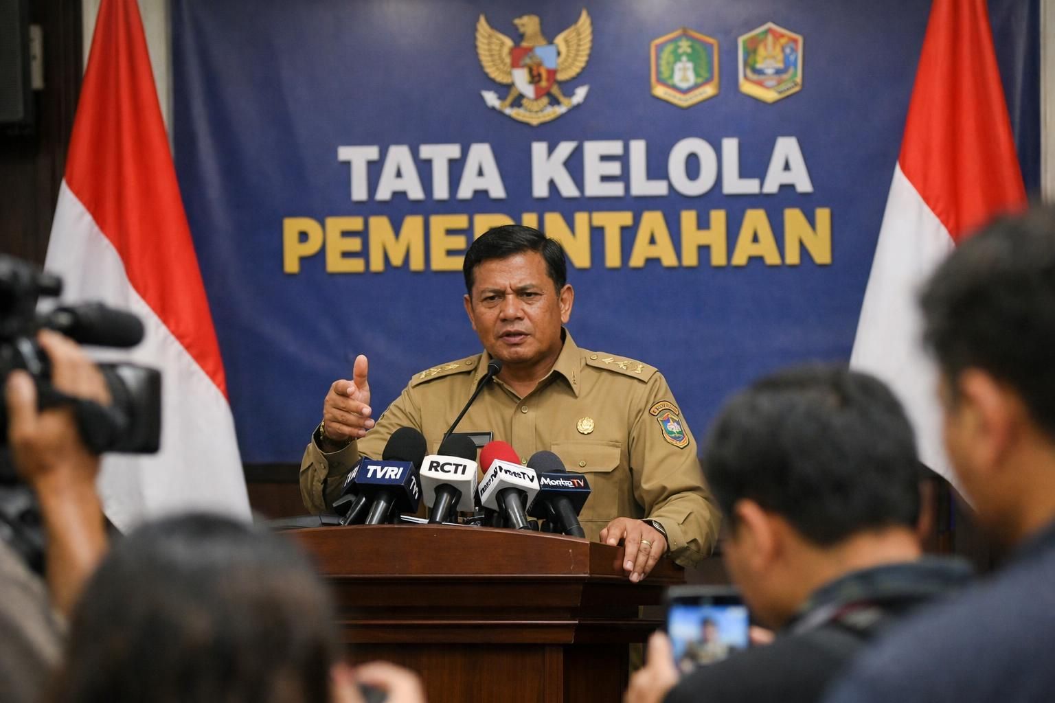 sindiran tegas dari wakil menteri dalam negeri kepada bupati fadia yang mengaku tidak mengerti aturan, menyoroti pentingnya pemahaman dan penerapan regulasi dalam pemerintahan.