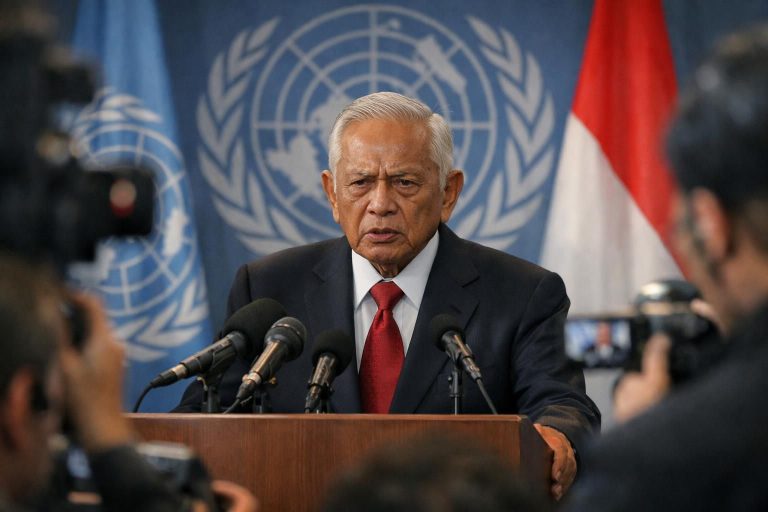 sby mendesak pbb menghentikan misi unifil setelah tiga prajurit tni tewas di lebanon, menyoroti pentingnya perlindungan pasukan perdamaian indonesia.