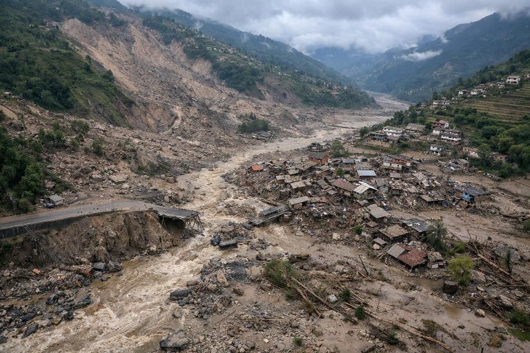 gambaran udara yang menakjubkan dan mengerikan dari nepal pasca banjir bandang dan longsor, memperlihatkan dampak bencana dan pemulihan yang sedang berlangsung.