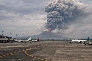 bandara soekarno-hatta ditutup sementara hingga pukul 13.30 wib karena erupsi gunung anak krakatau, mengganggu aktivitas penerbangan. update terbaru hanya di detiknews.