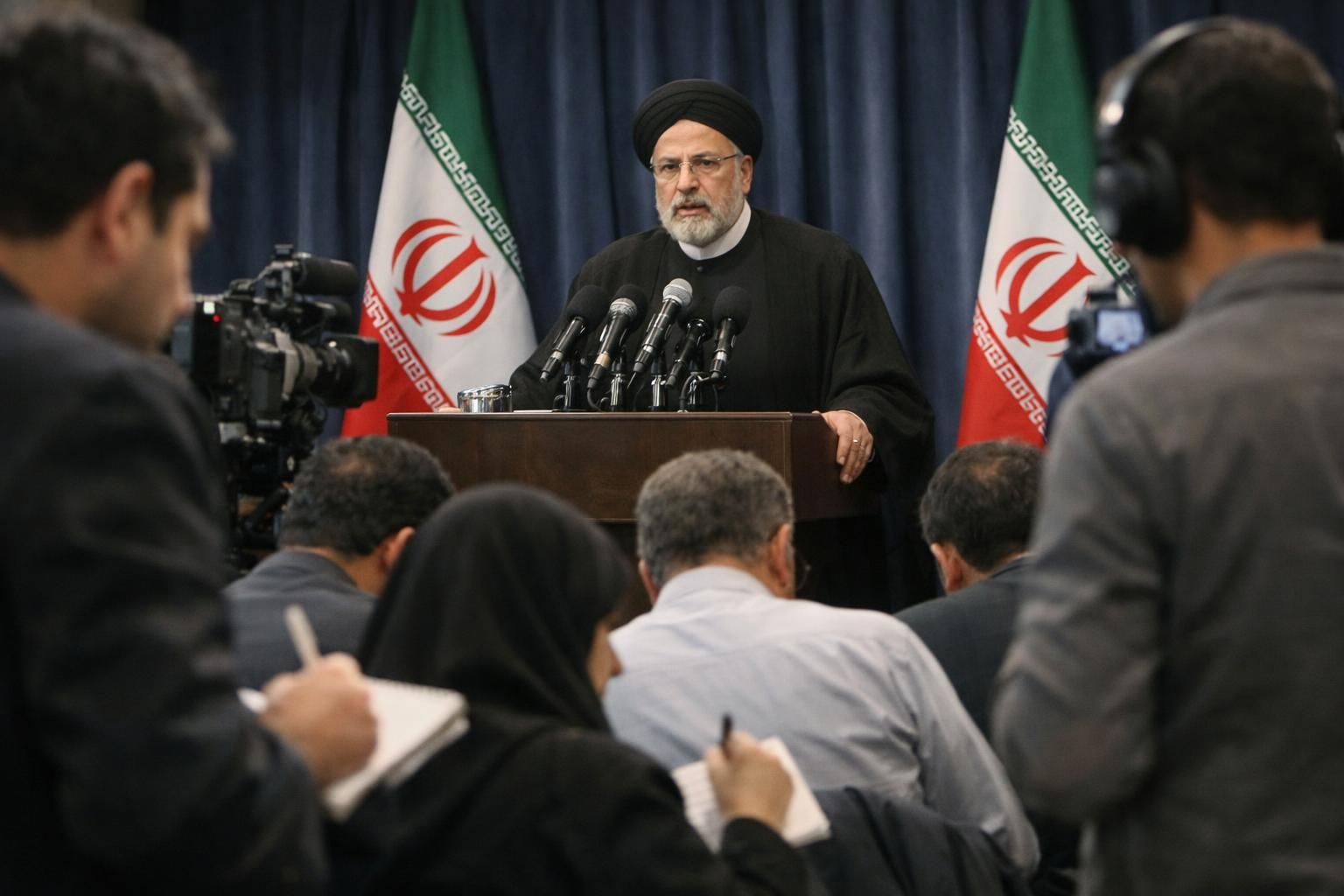 mojtaba khamenei menegaskan bahwa iran siap memberikan pelajaran yang tak terlupakan kepada amerika serikat, menunjukkan ketegasan dan kesiapan dalam menghadapi tekanan internasional.